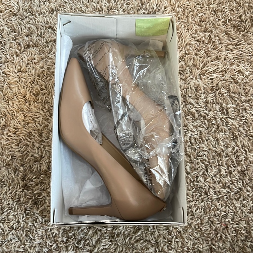 Michael Kors size 9 Dorothy pump heels. Brand new still in box. Nude color